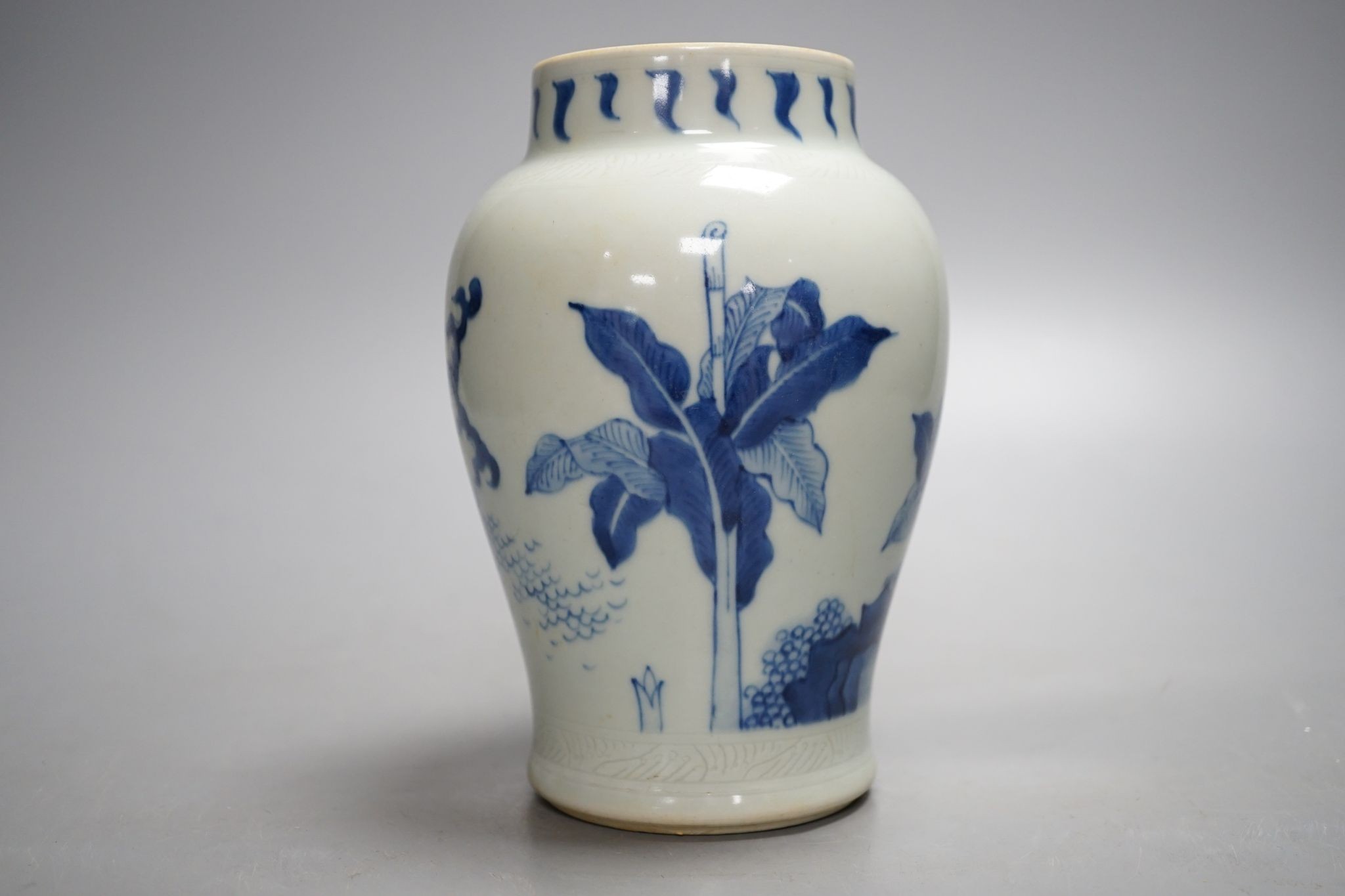 A 19th century Chinese blue and white vase, 16cm